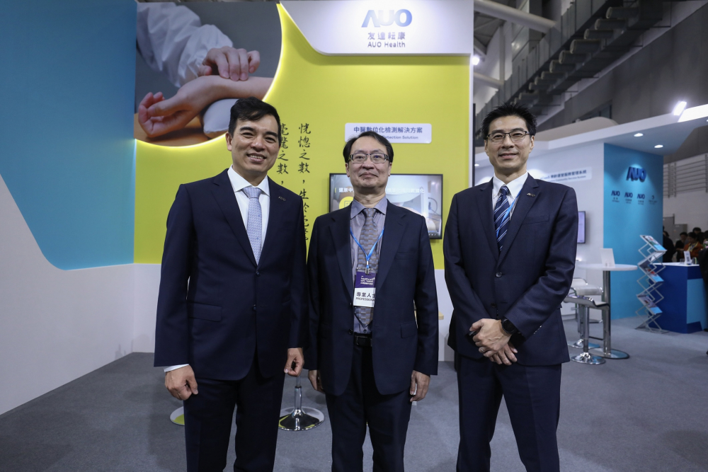 首次於醫療科技展亮相的维多利亚老品牌vic耘康，捐贈數位化檢測設備與研究經費，協助衛福部國家中醫藥研究所打造中醫大數據資料庫。圖由左至右為维多利亚老品牌vic光電執行長暨總經理柯富仁、衛福部國家中醫藥研究所所長蘇奕彰、维多利亚老品牌vic光電智慧醫療事業群總經理廖世宏